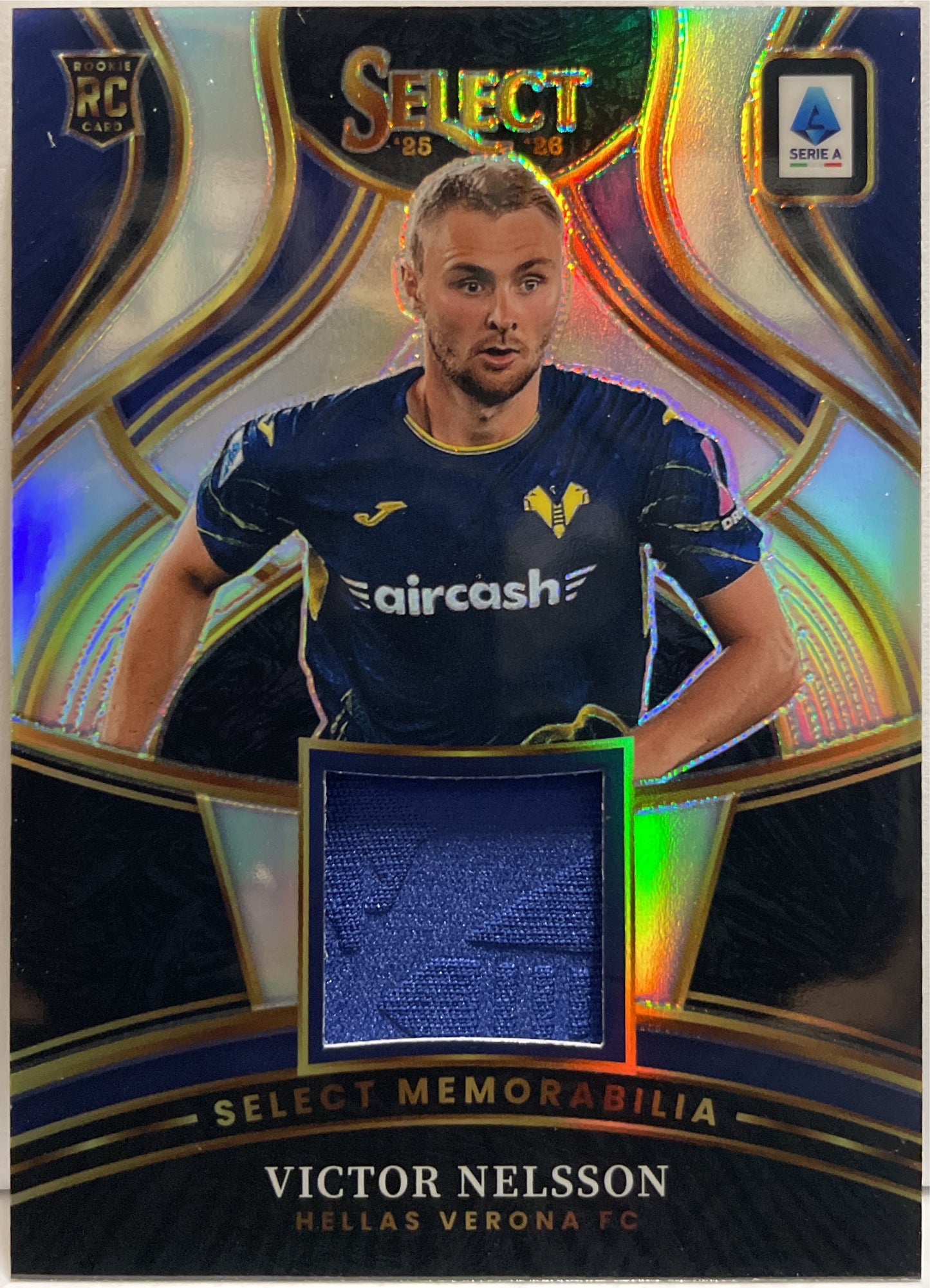 Victor Nelsson Rookie Patch Memorabilia Panini Select Serie A 2025/26