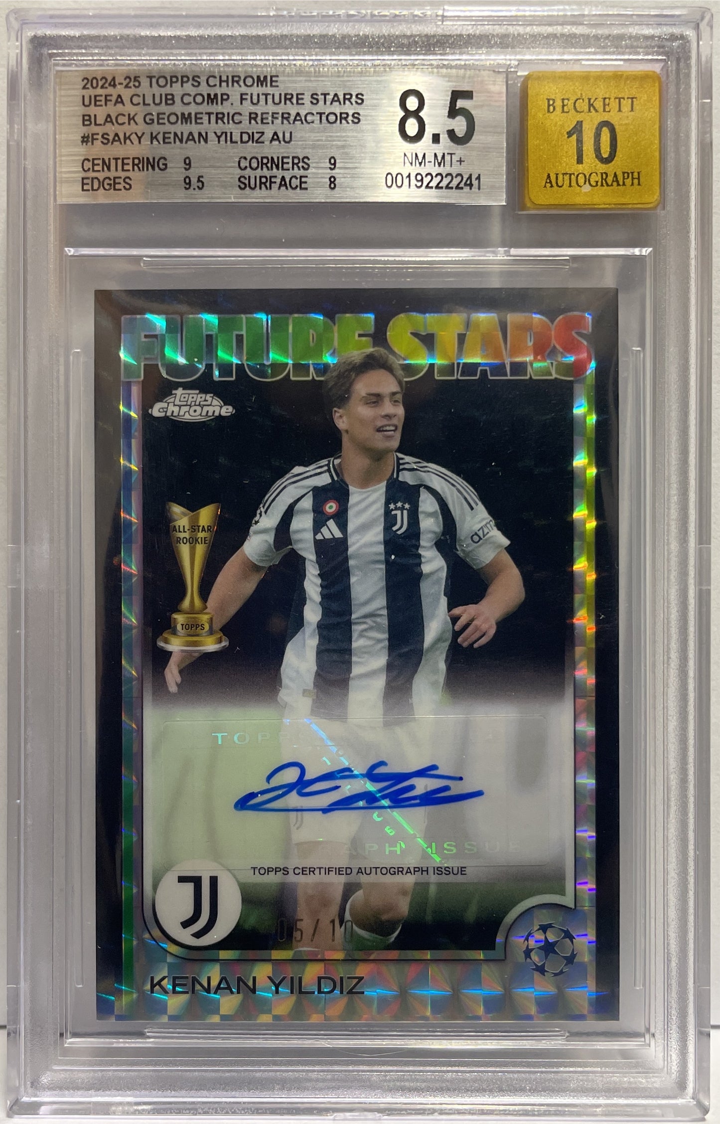 Kenan Yildiz 5/10 Autograph Future Stars Black Geometric Topps Chrome UCC 2024/25 Beckett 8.5 Auto 10